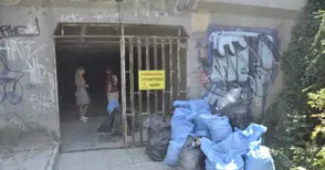 Тъмнина дебне русенци в един от  най-използваните подлези на „България“