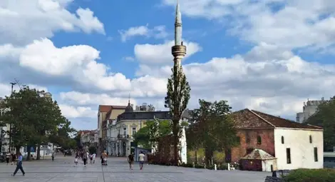 Компютърен колаж показва как би изглеждал днес централният площад, ако беше оцеляла джамията.