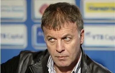 Фенове на "Левски" нападат Наско Сираков и Илиана Раева