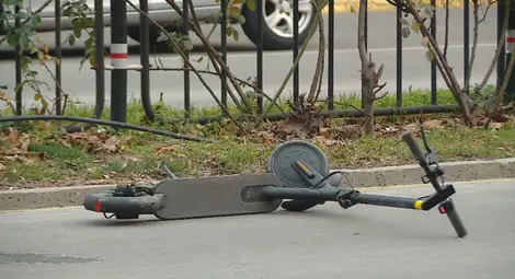 Дете с тротинетка стигна до болница след внезапно изскачане на пешеходна пътека Дете с тротинетка стигна до болница след внезапно изскачане на пешеходна пътека