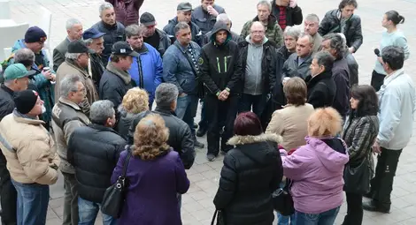 Работниците от спрялата работа корабостроителница, водени от лидера на КНСБ Христо Йорданов, връчиха вчера декларация в кантората на частния съдебен изпълнител Милкана Македонска с искане предприятието възможно най-скоро да бъде отворено и те да се върнат