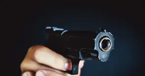 Пиян тормозил съседи със силна музика и извадил пистолет на полицаи