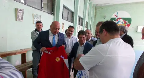 &bdquo;Юнак&ldquo; връчи спортен екип на министъра