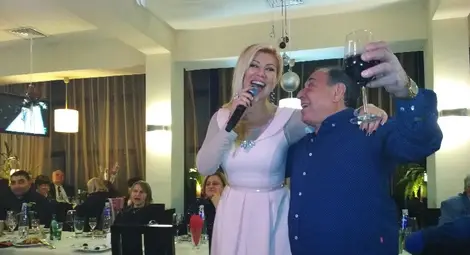 Севдалин Петров попя от сърце до любимката си Нелина. Снимка: Георги ХРИСТОВ Севдалин Петров попя от сърце до любимката си Нелина. Снимка: Георги ХРИСТОВ