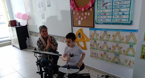 С мини концерт на барабани в Образователен център &bdquo;Малвина&ldquo; празнуваха щастието