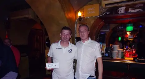 Събраната сума бе дадена на шефа на школата Драгомир Григоров. Снимка: Личен архив Събраната сума бе дадена на шефа на школата Драгомир Григоров. Снимка: Личен архив