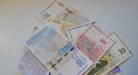 Рекордно ниски лихви, парите в банка губят стойност