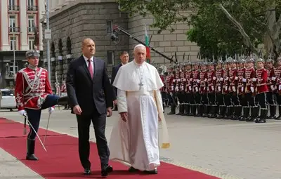 Папата към политиците: Осигурете бъдеще на децата и не се затваряйте за бежанците (Обзор)