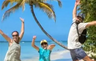 Българско семейство живее в океана от 2 години /видео/