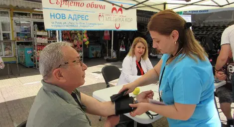 Десетки загрижени за здравето си русенци се възползваха вчера от възможността да им бъде измерено кръвното в изнесения пункт на &bdquo;Медика&ldquo; на Централния пазар.  Снимка: Русе Медиа