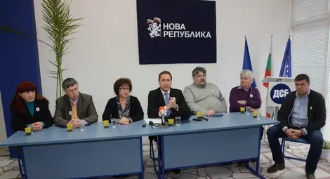 Борис Станимиров е в средата, отдясно на д-р Теодора Константинова, от двете им страни са някои от кандидат-депутатите на &bdquo;Нова Република&ldquo;.                                Снимка: Красимир СТОЯНОВ