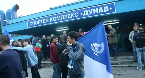 Агитка пред два монитора гледа как &bdquo;Дунав 8806&ldquo; бие &bdquo;Хасково&ldquo;