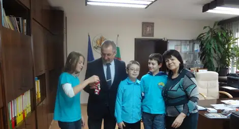 Отрано зарадваха с мартеници Стефко Бурджиев и екипа му