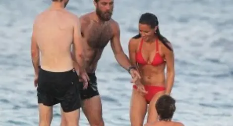 Бюстът на Пипа Мидълтън преля от банските й на Карибите