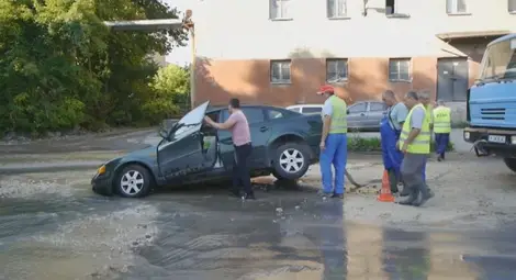 Кола пропадна в дупка на булевард в Шумен