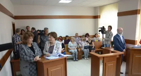 Росица Георгиева /със сивия костюм/ и Митко Кунчев се срещнаха като опоненти в съда.       Снимка: Красимир СТОЯНОВ