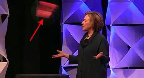 Замерят Хилари Клинтън с обувка (Видео)