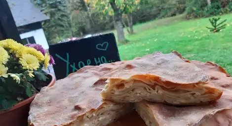 Къпаната баница макарина е всепризнатата кулинарна емблема на Ценово и селата в общината.