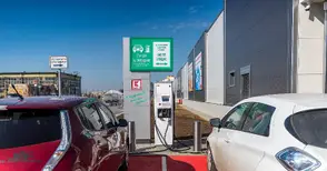 „Кауфланд“ въвежда такса за зареждане на електромобили