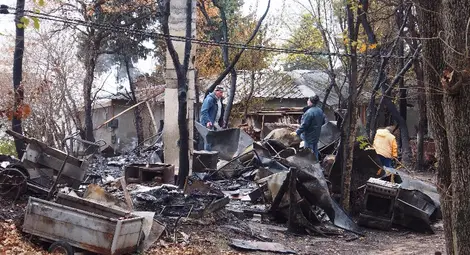 Пожар изпепели бунгала в Рибарското селище край &bdquo;Златните&ldquo; /галерия/