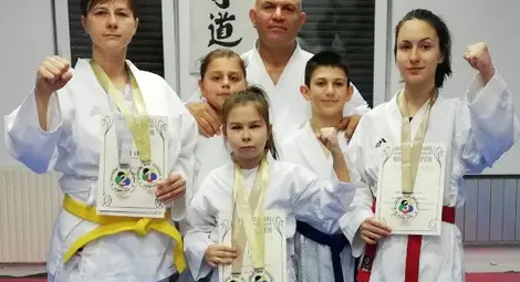 Титла, сребро и 2 бронза за каратистите на „Приста“ Титла, сребро и 2 бронза за каратистите на „Приста“