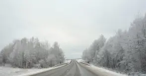 Трима мъже в болница след челен удар на заледен път