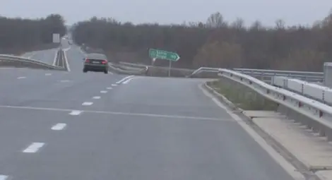 Опасна табела вкарва шофьори в насрещното по магистрала "Тракия" Опасна табела вкарва шофьори в насрещното по магистрала "Тракия"