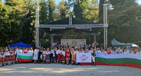 Да се хванем на хорото, на Текето под небето.