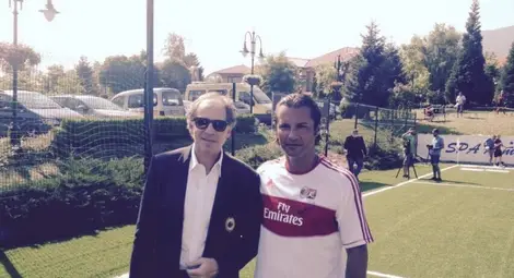 Мариян Тодоров със значка на &bdquo;Милан&ldquo; от Франко Барези