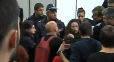 Свидетелка на ада в „Арена Армеец” потвърди: Жена почина към 4,30 сутринта! Свидетелка на ада в „Арена Армеец” потвърди: Жена почина към 4,30 сутринта!