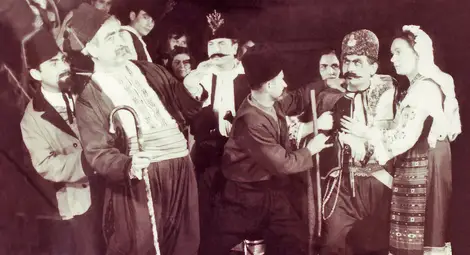 11. Сцена от пиесата &bdquo;Страхил войвода&ldquo; от Иван Георгиев. Отляво надясно: на първи план &mdash; Ангел Байчев, Антон Кьосев (с бастуна), Милко Ганчев, Петко Денев и Соня Кушева; на заден план &mdash; Симеон Гърдев, Веска Сърнова, Ирина Петрова, Милко Ников и Надя Сомова, Поликрайще, 1968 г.