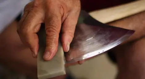 Осъждан за убийство нахлу с брадва в училище