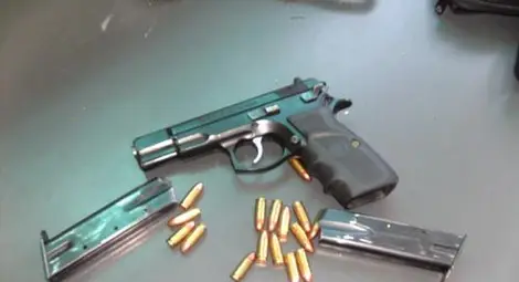 16-годишен втрещи куриер с пратка от бойни пушки и саби 16-годишен втрещи куриер с пратка от бойни пушки и саби