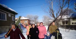 С греяна ракия и погача посрещна  гостенки ивановската „баба“