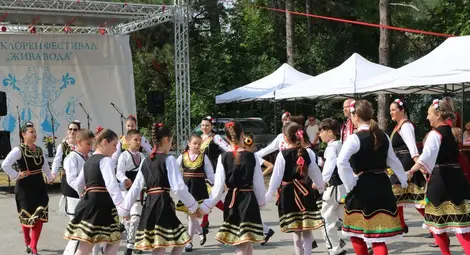 100 изпълнители и над 30 групи на фолклорния фестивал „Жива вода“ 100 изпълнители и над 30 групи на фолклорния фестивал „Жива вода“