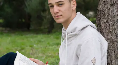 Победителят в раздел „Литература“ Александър Габровски. Победителят в раздел „Литература“ Александър Габровски.