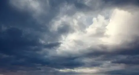 Времето: Студът остава, очакват се слаби превалявания от дъжд