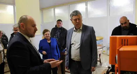 Световна компания за мебелен обков откри учебно-демонстрационен център в Гимназията по дървообработване в Русе Световна компания за мебелен обков откри учебно-демонстрационен център в Гимназията по дървообработване в Русе