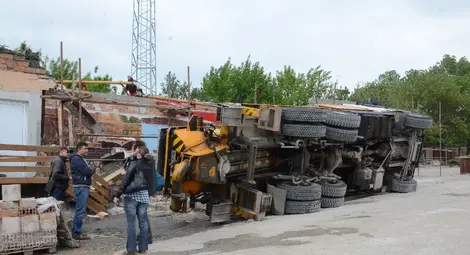 Вятър с 30 км/ч събори бетон помпа върху строеж