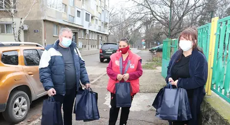 Областната управа зарадва с подаръци деца в два центъра 