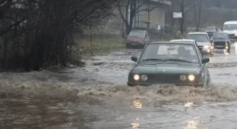 Поройни дъждове потопиха Пазарджик и Сливен