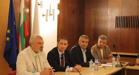 Напредък по направата на просеки в близост до електропроводите в Русенско, отчете областният управител Драгомир Драганов Напредък по направата на просеки в близост до електропроводите в Русенско, отчете областният управител Драгомир Драганов