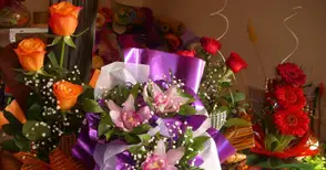 Данъчните запечатват два магазина за цветя за нарушения около 8 март