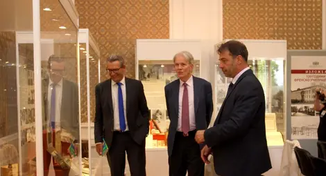    Н.Пр.Ерик Льобедел посети вчера историческия музей, където бе запознат от директора му проф.Николай Ненов с изложбата &bdquo;120 години Френско училище в Русе&ldquo;. По-рано през деня&nbsp;Ерик Льобедел посети Музея на градското всекидневие, известен още като Къщата на Калиопа. Снимка: РИМ