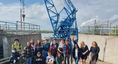 Представители на Младежкия парламент в Русе се запознаха с апаратурата на модерния катамаран &bdquo;Дунав 1&ldquo; за измерване на речното дъно