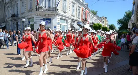 &bdquo;Върви, народе възродени&ldquo; събра на площада стотици малки и големи