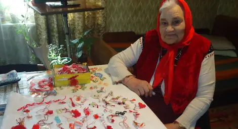 Баба Марта от Бъзън пази 46-годишна мартеничка