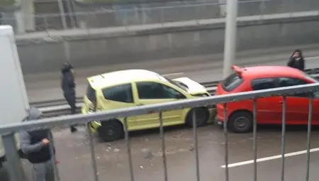 Серия катастрофи и инциденти с пешеходци във вчерашната поледица