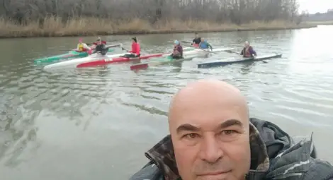Гребците с благодарност за помощта на „Пацони“ Гребците с благодарност за помощта на „Пацони“