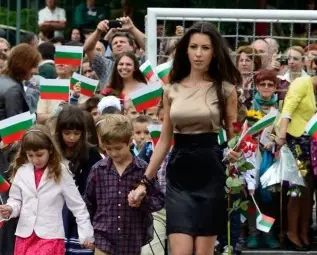 Красива българска учителка обира овации от цял свят в интернет